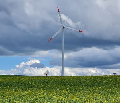 Auf der Alb gibt es zahlreiche Flächen, die geeignet für Windkraft sind. Hier ist eine Anlage bei Münsingen-Böttingen zu sehen. 