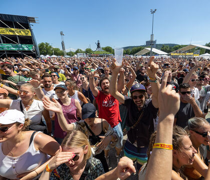 Feiernde Fans beim Auftritt von Moop Mama auf dem Kesselfestival 2022. Auch in diesem Jahr sind auf der Hauptbühne wieder hochka