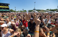 Feiernde Fans beim Auftritt von Moop Mama auf dem Kesselfestival 2022. Auch in diesem Jahr sind auf der Hauptbühne wieder hochka