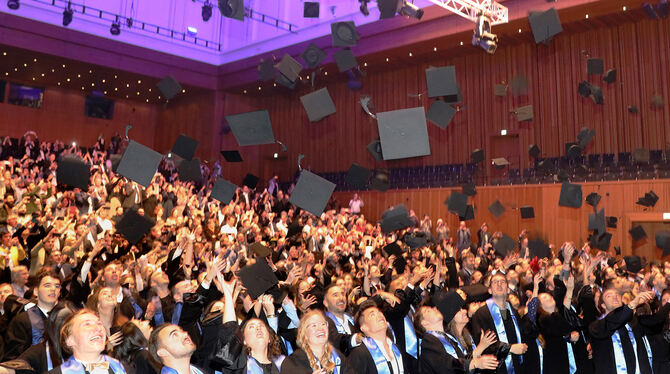 Abschluss geschafft! Rund 150 Bachelor- und Master-Hüte flogen bei der Graduierungsfeier in die Luft.  FOTO: HÖSS