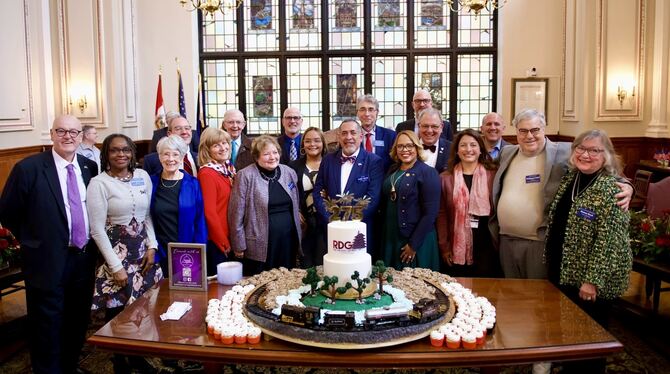 Auf dem Gruppenfoto ist vorne in der Mitte der Readinger Bürgermeister Eddie Moran im Kreise der Ehrengäste aus den Partnerstädt