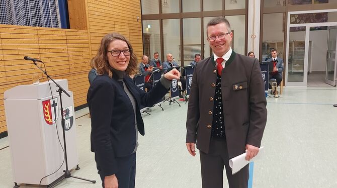 Schlüsselübergabe: Bürgermeister Christoph Niesler gibt den Schlüssel fürs Rathaus ab und an seine Nachfolgerin Katja Fischer we