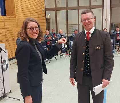 Schlüsselübergabe: Bürgermeister Christoph Niesler gibt den Schlüssel fürs Rathaus ab und an seine Nachfolgerin Katja Fischer we