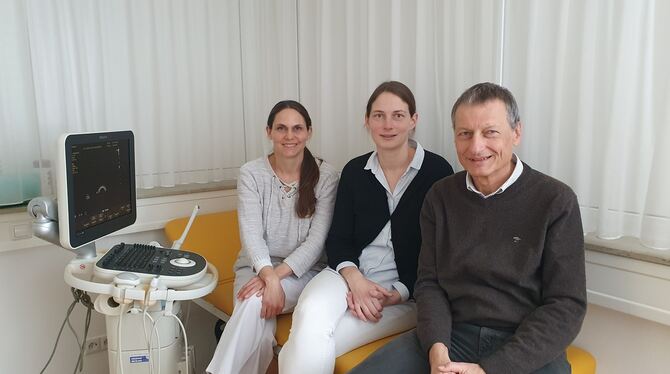Franziska Böhringer, Johanna Lang und Gerhard Schnitzer bilden das Team der Frauenarztpraxis Münsingen.  FOTO: PRIVAT