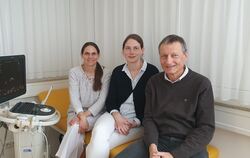 Franziska Böhringer, Johanna Lang und Gerhard Schnitzer bilden das Team der Frauenarztpraxis Münsingen.  FOTO: PRIVAT 