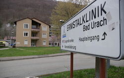 Der Landkreis Reutlingen wird das frühere Schwesternwohnheim Braikestraße neben der Uracher Ermstalklinik zur Unterbring-ung von
