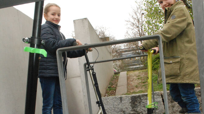 Die Zweitklässlerinnen Angelina Sofialisac (links) und Pia Heile machen ihren Weg zur Neugreuthschule mit mehr Gleichaltrigen al Die Zweitklässlerinnen Angelina Sofialisac (links) und Pia Heile machen ihren Weg zur Neugreuthschule mit mehr Gleichaltrigen al