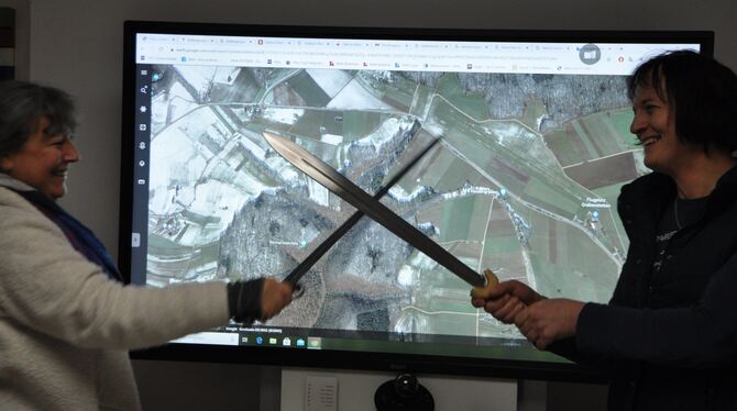 Wie einst die Kelten: Susanne Klett (links) und Andrea Häussler duellieren sich mit Schwertern vor einem Bild der Region um den