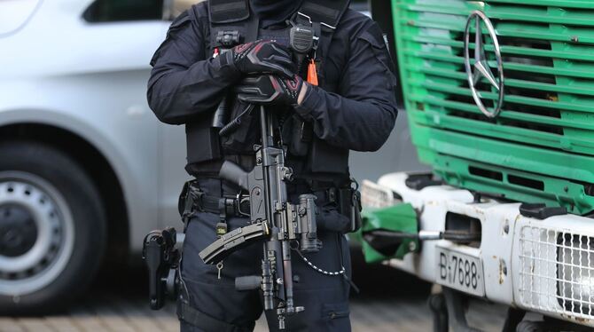 Bewaffneter Polizist