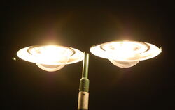 Sparsam: Die Glemser Ortsdurchfahrt ist mit ufoförmigen LED-Lampen zukunftsträchtig aufgestellt. FOTO: PFISTERER