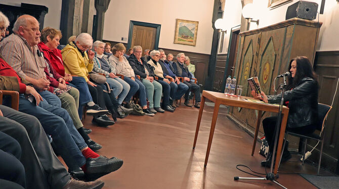 Mordfälle und Liebesknistern: Andrea Pfrommer liest im historischen Uracher Rathaussaal aus ihrem Krimi "Der Tod läuft mit beim Mordfälle und Liebesknistern: Andrea Pfrommer liest im historischen Uracher Rathaussaal aus ihrem Krimi "Der Tod läuft mit beim