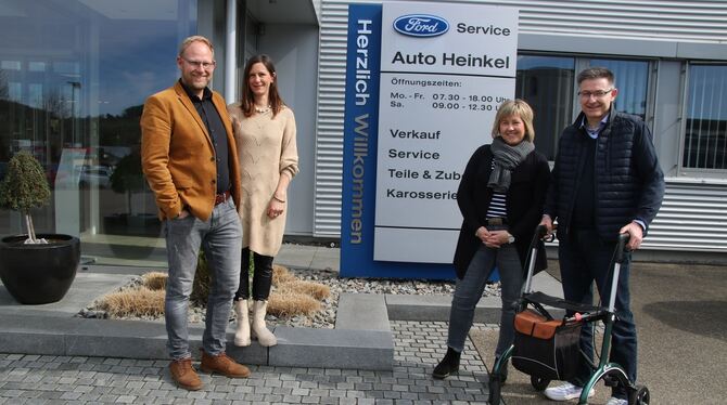 Wolfgang und Christine Heinkel (rechts) geben das Ford-Autohaus Heinkel knapp 90 Jahre nach seiner Gründung auf. Dominik und Iri