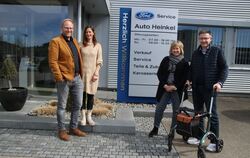 Wolfgang und Christine Heinkel (rechts) geben das Ford-Autohaus Heinkel knapp 90 Jahre nach seiner Gründung auf. Dominik und Iri