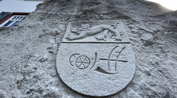 In Stein gemeißelte Selbstständigkeit am Rathaus: Das Wappen der bis 1971 eigenständigen Gemeinde Talheim mit dem Stärke-Symbol