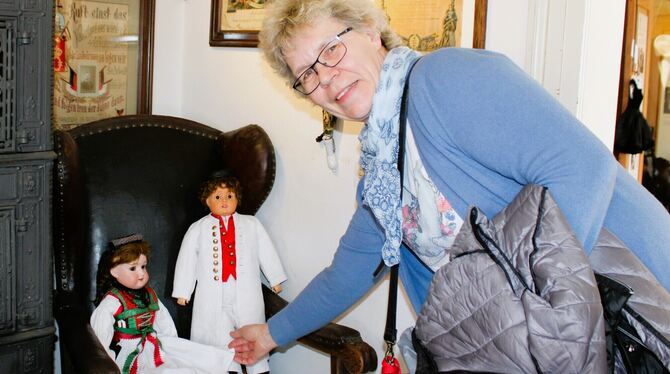Kuratorin Elke Munz mit zwei der ältesten Puppen.  FOTOS: BÖHM