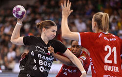 Metzingens Katarina Pandza (links) erzielt bei der Halbfinal-Niederlage vier Treffer. Daneben Bietigheims Kelly Dulfer. Foto: Mu