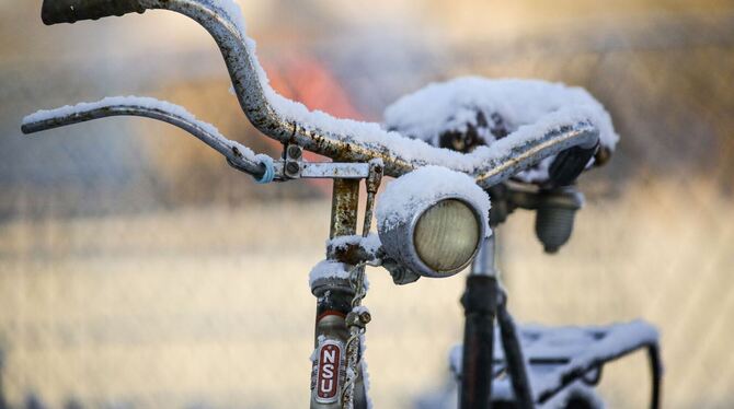 Fahrrad unter Schnee