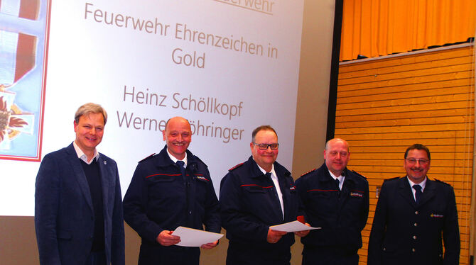 Bürgermeister Peter Nußbaum (von links) mit den Geehrten Werner Vöhringer und Heinz Schöllkopf. Kommandant Andreas Daum und Mark