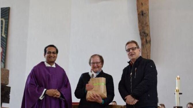 Gabi Runge (Mitte) engagiert sich seit 25 Jahren in der Katholischen Bücherei Christuskönig in Münsingen.  FOTO: KIRCHE