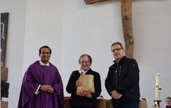 Gabi Runge (Mitte) engagiert sich seit 25 Jahren in der Katholischen Bücherei Christuskönig in Münsingen.  FOTO: KIRCHE 