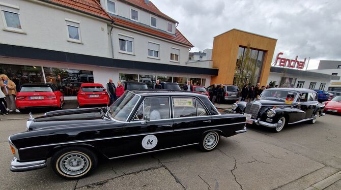 Im Mercedes-Korso fuhr auch der letzte Dienstwagen von Reutlingens Alt-OB Oskar Kalbfell mit. Aschermittwoch hin oder her – im F