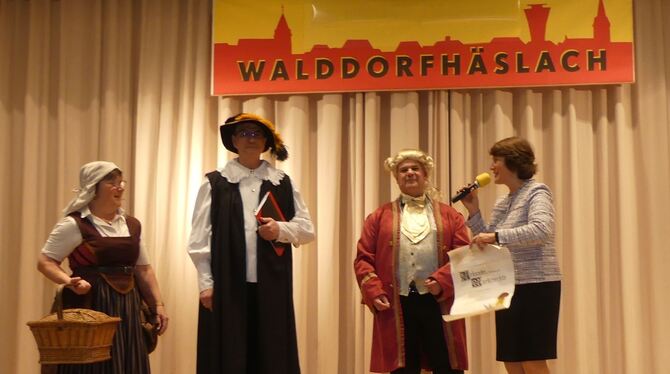 Bürgermeisterin Silke Höflinger (rechts) im Gespräch mit einigen historisch gewandeten Einwohnern. Vor 300 Jahren bekam die Geme