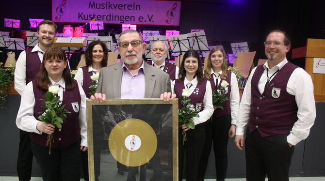Am Samstag wurde Wolfgang Wuttke vom Musikverein Kusterdingen zum "Ehren-Arrangeur" ernannt und mit einer "Goldenen Schallplatte