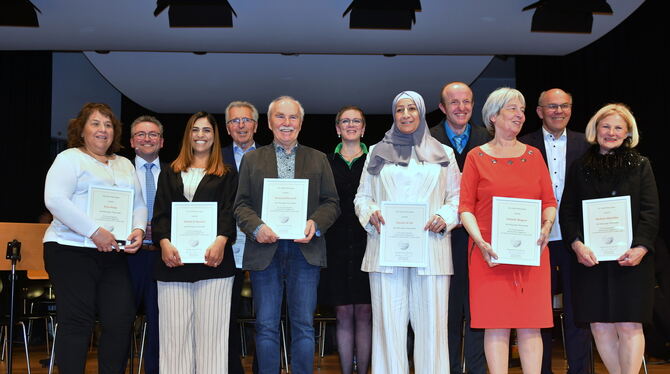 Mit Ehrennadel und Urkunde (von links): Erna Haap, OB Michael Bulander, Widad El Qassem, Werner Maier, Raimund Porwoll, Barbara