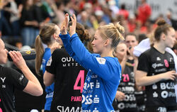 Auch wenn die Enttäuschung groß ist – TuS-Torhüterin Rebecca Nilsson dankt den Fans für die Unterstützung.  FOTO: T.BAUR/EIBNER 
