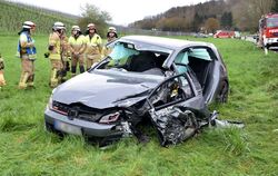 19-Jähriger Autofahrer bei Unfall in Kurve schwer verletzt