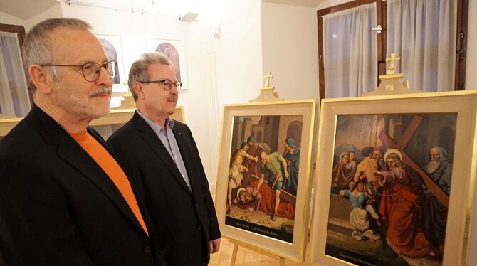 Der Hauptakteur der Ausstellung Ludwig Hönle (links) mit Pfarrer Wolfgang Drescher vor dem Gammertinger Kreuzweg, der mühevoll i