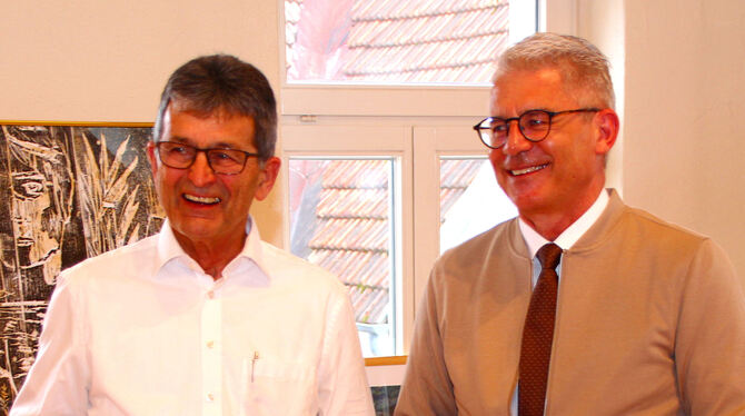 Hans Holzhauer (links) wird von Bürgermeister Jochen Zeller mit der Bürgermedaille der Gemeinde Hohenstein ausgezeichnet.  FOTO: