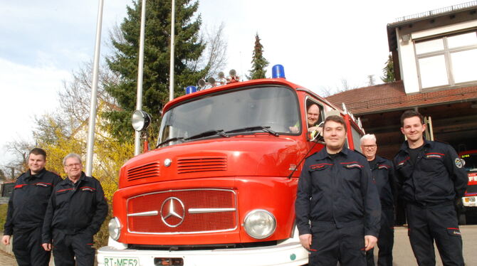 Blitzeblank und topgepflegt: das Glemser Tanklöschfahrzeug und die Feuerwehrleute (von links) Lukas Schmauder, Thomas Oechslin,