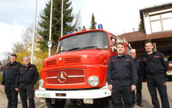 Blitzeblank und topgepflegt: das Glemser Tanklöschfahrzeug und die Feuerwehrleute (von links) Lukas Schmauder, Thomas Oechslin, 