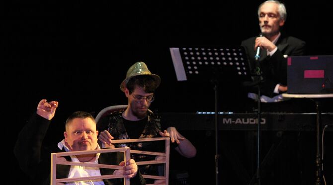 Bahattin Güngör, Santiago Österle und Michael Schneider (von links) in einer Szene aus dem Stück »Fulltime«.  FOTO: STRÖHLE