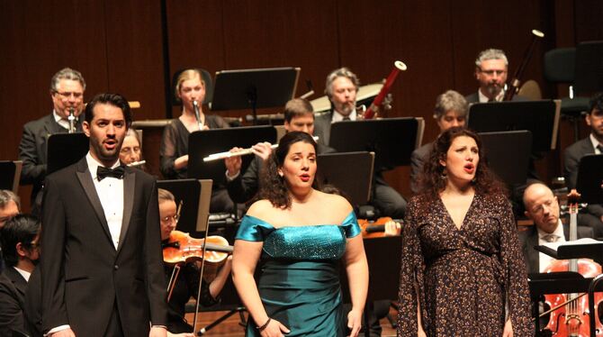 Johannes Fritsche, Diana Haller, Marlène Assayag (von links) und die Württembergische Philharmonie bei ihrer Zugabe.  FOTO: STRÖ