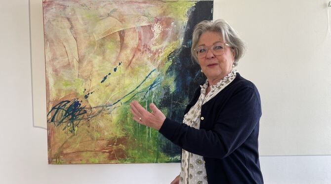 Die Reutlingerin Ulrike Müller malt schon seit über 40 Jahren und stellt im Kusthaus Alte Schule in Undingen aus.  FOTO: INCI