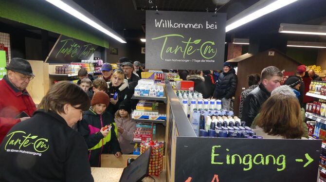 Bei der Eröffnung des Tante-M-Ladens in Zainingen herrschte großer Andrang.   FOTO: SANDER