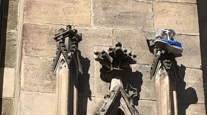 An der Fassade der Marienkirche, direkt gegenüber vom Springbrunnen mit der Statue von Stauferkaiser Friedrich II. hängt dieses