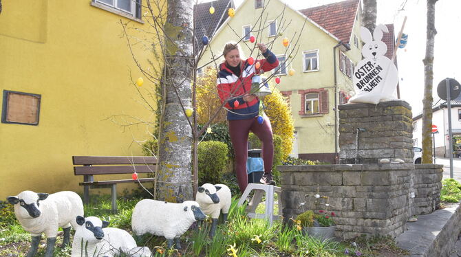 Die Ausschmückung des Talheimer Osterbrunnens geht heute weiter. Ortschaftsrätin Saskia Geiser macht auch mit.  FOTO: MEYER