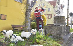 Die Ausschmückung des Talheimer Osterbrunnens geht heute weiter. Ortschaftsrätin Saskia Geiser macht auch mit.  FOTO: MEYER 