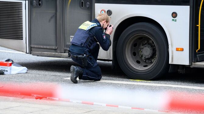 Junge in Hamburg von Bus überrollt