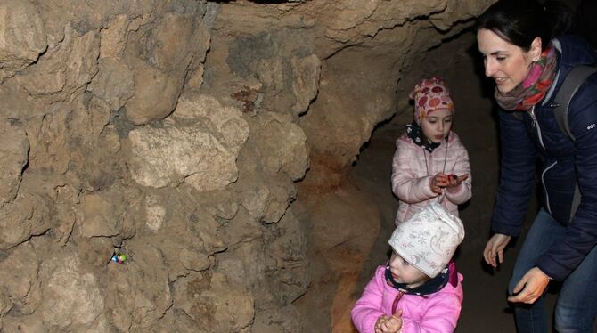 Eine Höhle, in der es Ostereier zu finden gab: Das war am Ostersonntag ein großer Spaß für die kleine Alicia (2) und ihre Schwes
