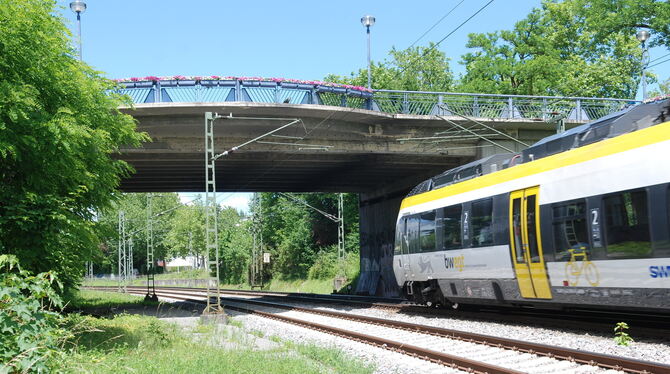 Dieser Talent-Triebwagen der SWEG Bahn Stuttgart hat gerade den Bahnhof von Metzingen verlassen und hält in ein paar Minuten in