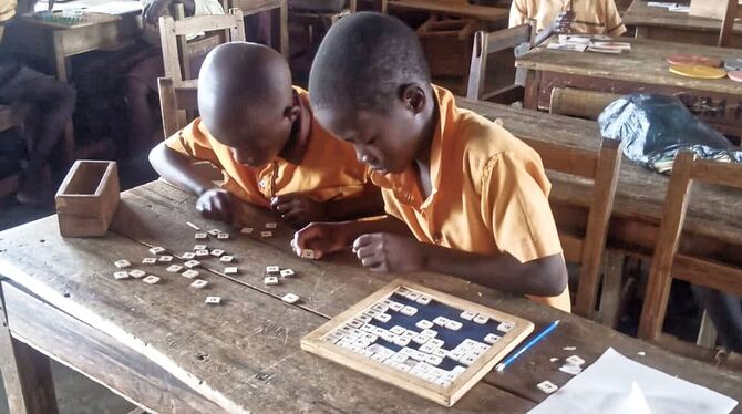 Voll konzentriert: Kinder an der Gumyoko-Schule lernen in der freien Arbeit mit Montessori-Materialien. FOTO: PR