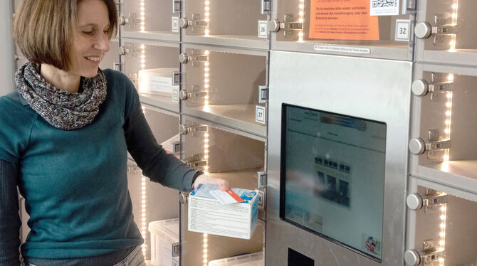 Büchereimitarbeiterin Monika Fridrich am Medienschrank der »Bibliothek der nachhaltigen Dinge« in der Tübinger Stadtbibliothek.
