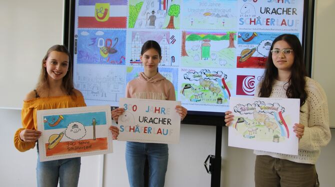 Ihre Schäferlaufmotive werden auf Kuverts zu sehen sein, die die Stadt bis zum Heimatfest verschickt (von links): Emely Sander,