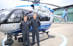Manuel Halbisch (links) arbeitet als Operator in der Hubschrauberstaffel der Polizei Baden-Württemberg. Hannes Mondon ist angehe