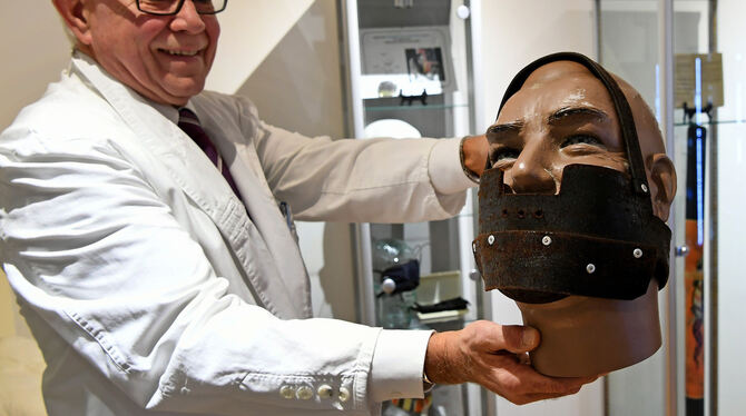 Schlafmediziner Josef Alexander Wirth zeigt eine historische Schnarchmaske in seinem Schnarchmuseum.  FOTOS: HOLLEMANN/DPA
