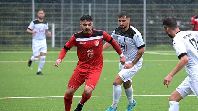 Spielstark: Anadolus Selim Korkmaz (links) gegen Betzingens Fabian Reisenauer. FOTO: BAUR